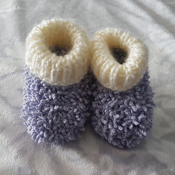 Newborn knit booties purple and off white - Picture 2 of 3